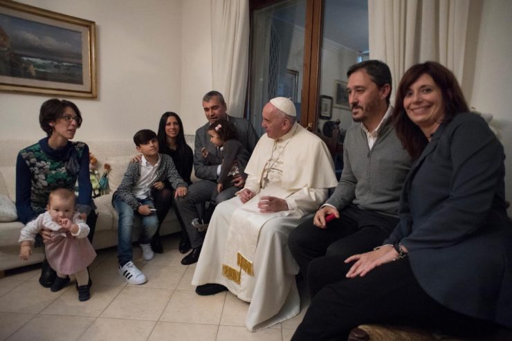 François visite sept ex prêtres mariés et leurs familles