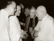 Max Thurian et le Prieur de Taizé Roger Schutz s’entretiennent avec Jean XXIII et le Cardinal Bea, durant les travaux de la première session du Concile. 1962
